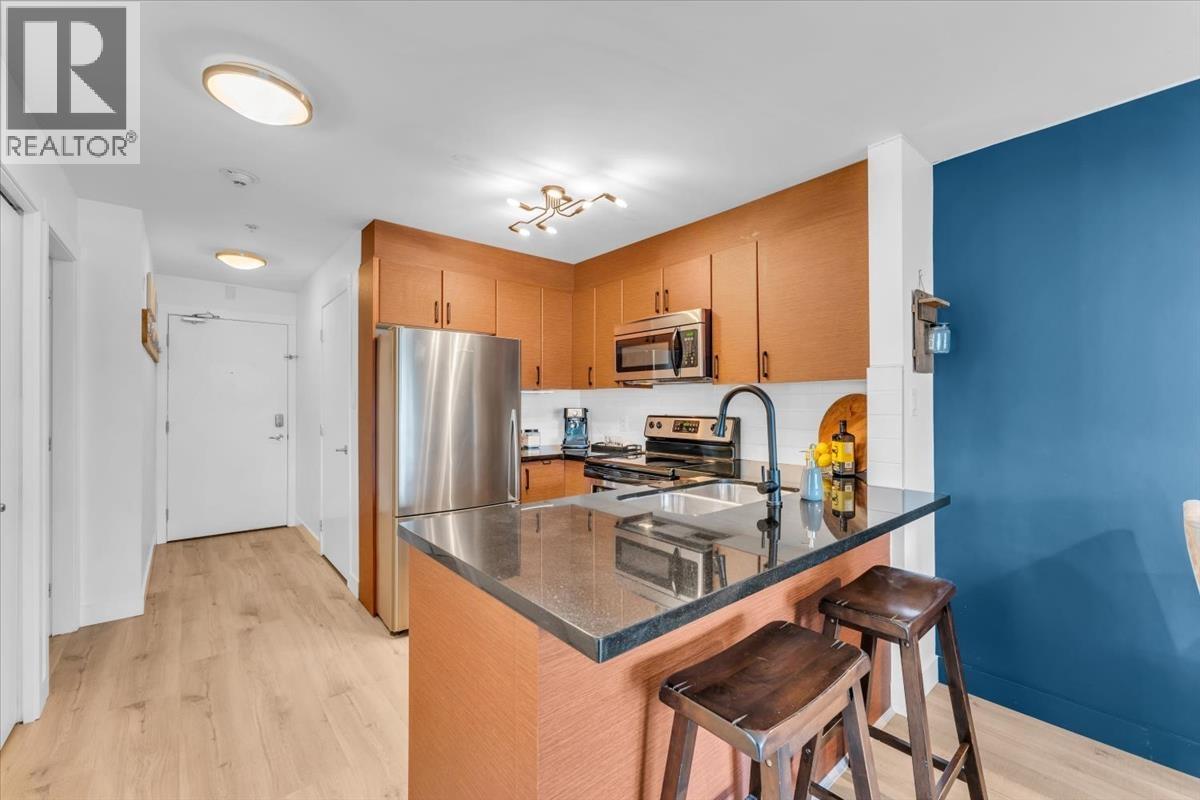 Photo 3 of 305 930 W 16th Avenue, Vancouver BC
