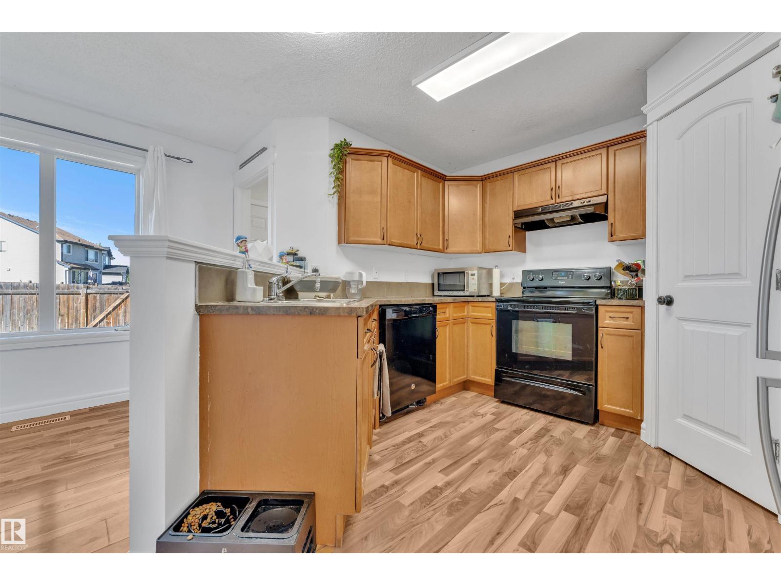 Photo 12 of 3906 161 Av Nw, Edmonton AB