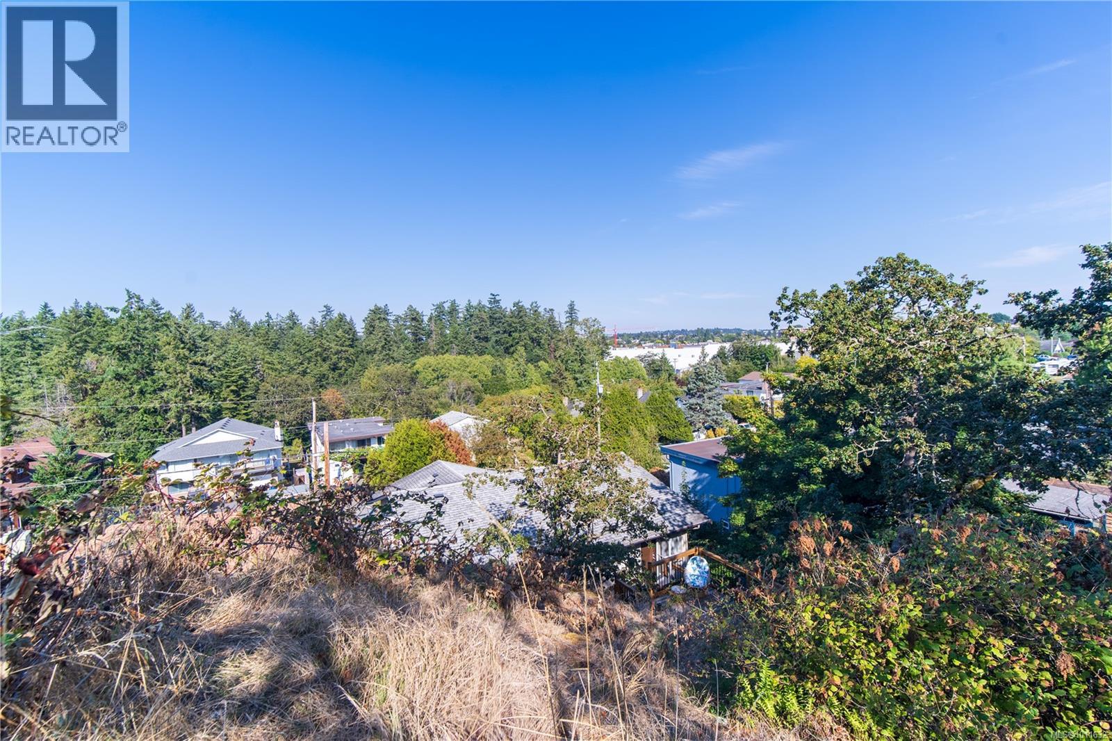 Photo 4 of 508 Davida Ave, Saanich BC