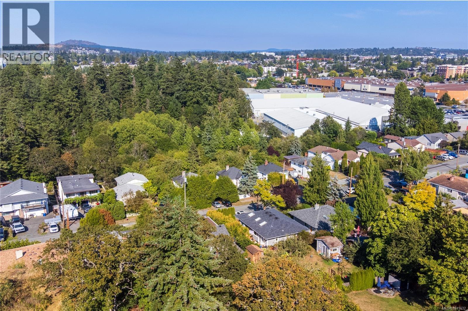 Photo 2 of 508 Davida Ave, Saanich BC