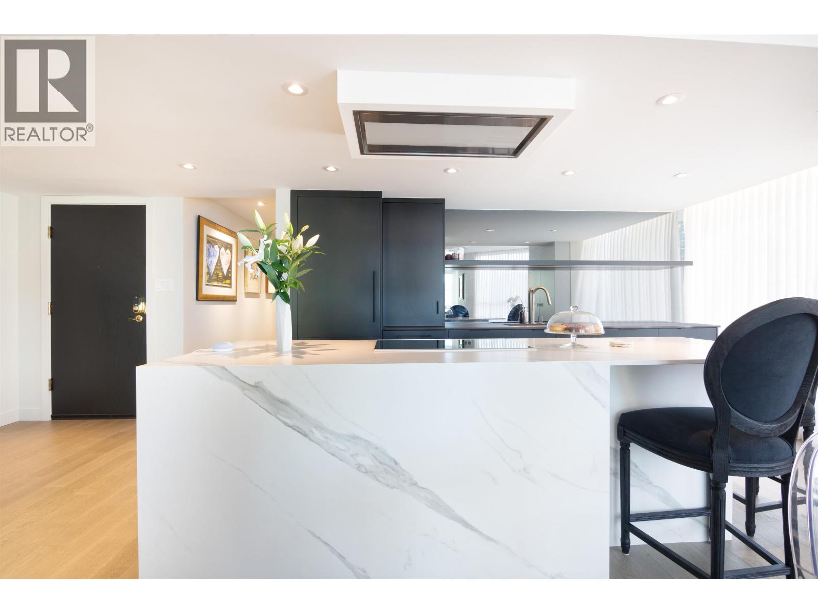 Photo 2 of 1001 717 Jervis Street, Vancouver BC
