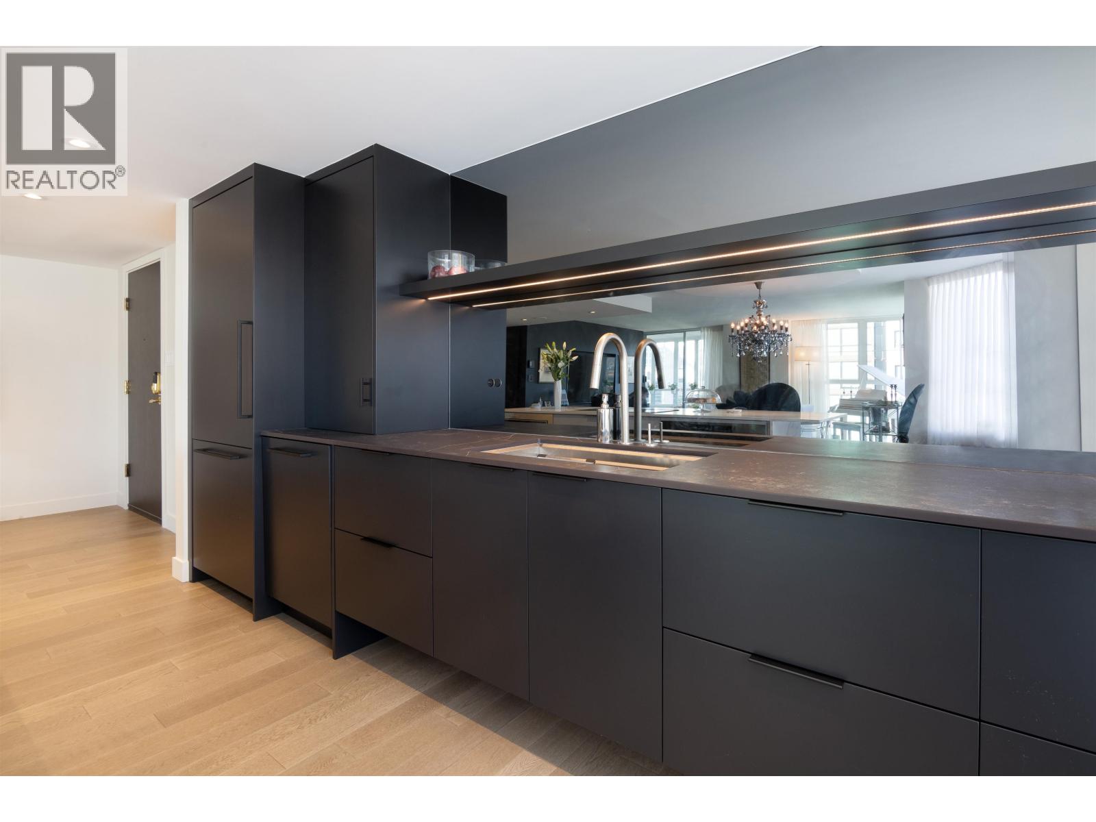 Photo 3 of 1001 717 Jervis Street, Vancouver BC