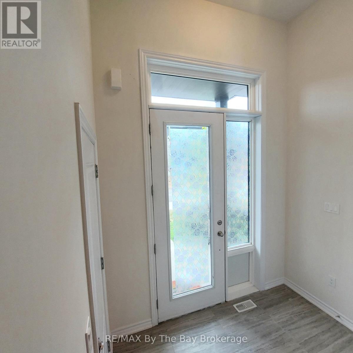 Photo 6 of Upper 92 Berkely Street, Wasaga Beach ON