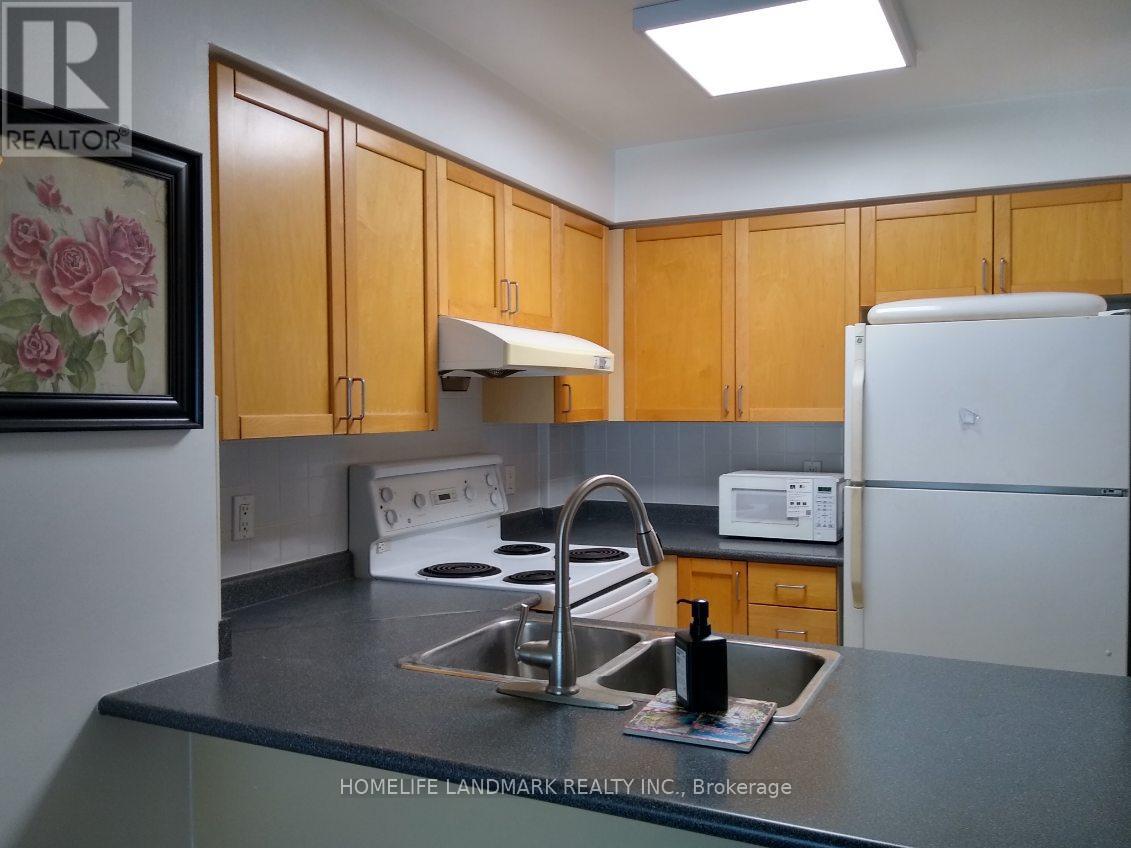 Photo 3 of 2003 8 Hillcrest Avenue, Toronto ON