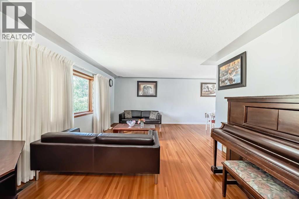 Photo 3 of 220 Cardiff Drive Nw, Calgary AB