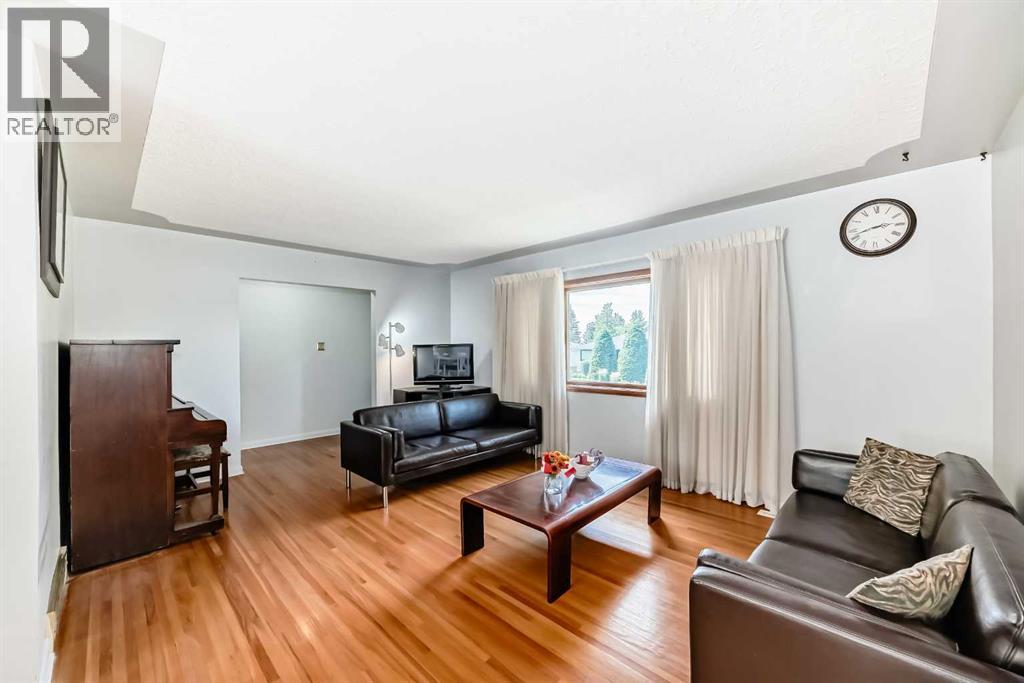 Photo 5 of 220 Cardiff Drive Nw, Calgary AB