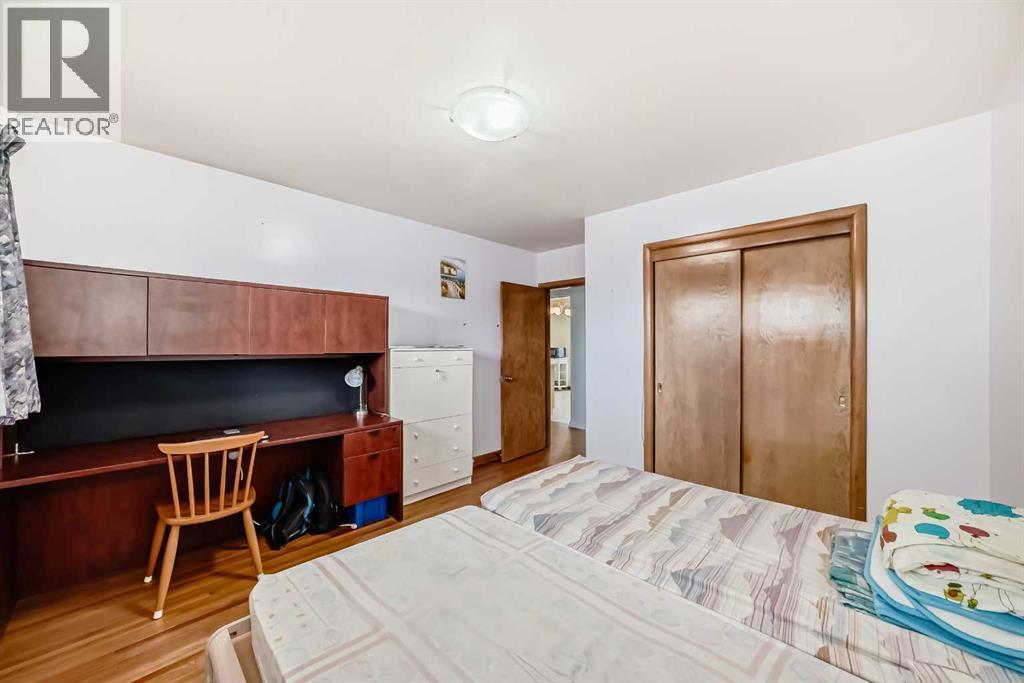 Photo 17 of 220 Cardiff Drive Nw, Calgary AB