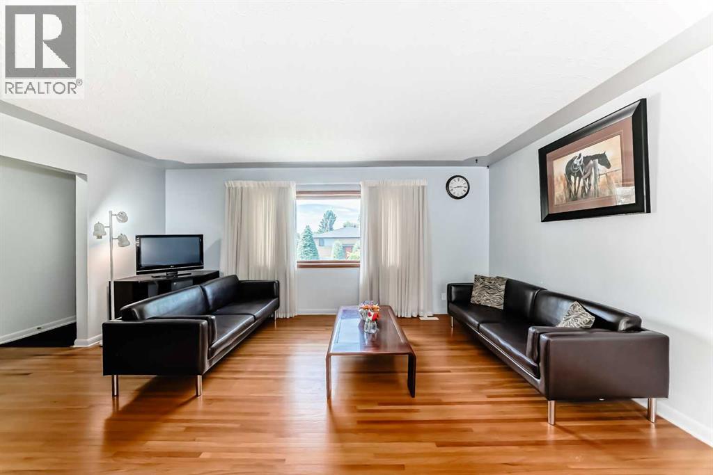 Photo 4 of 220 Cardiff Drive Nw, Calgary AB