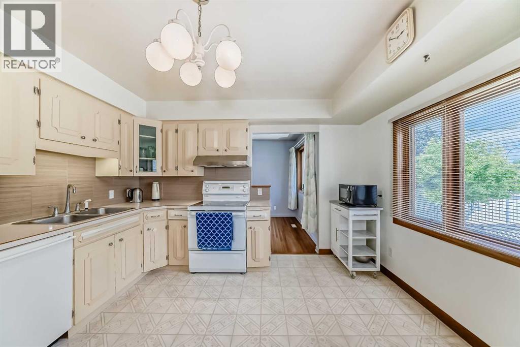 Photo 12 of 220 Cardiff Drive Nw, Calgary AB