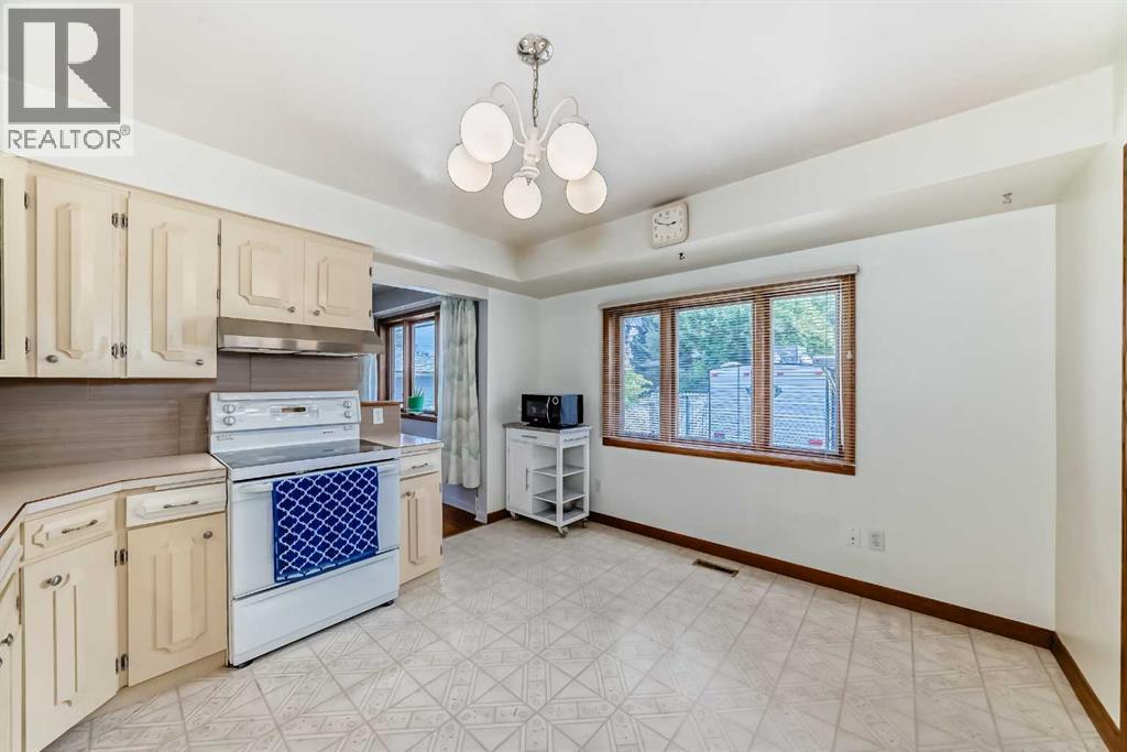 Photo 11 of 220 Cardiff Drive Nw, Calgary AB