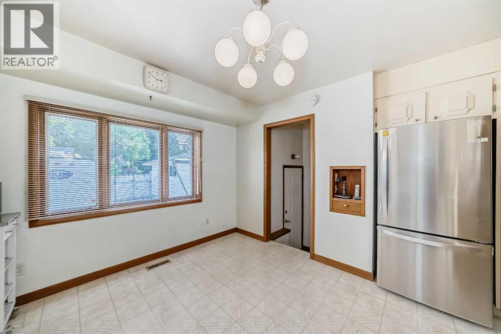 Photo 10 of 220 Cardiff Drive Nw, Calgary AB