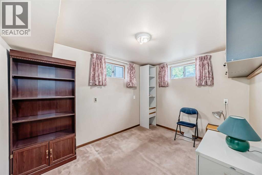 Photo 29 of 220 Cardiff Drive Nw, Calgary AB