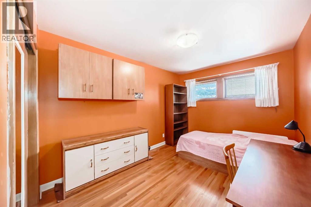 Photo 20 of 220 Cardiff Drive Nw, Calgary AB