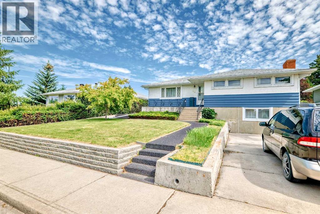 Photo 2 of 220 Cardiff Drive Nw, Calgary AB