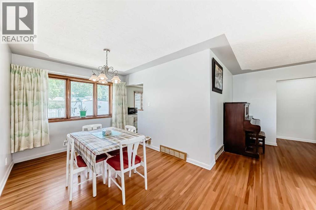Photo 14 of 220 Cardiff Drive Nw, Calgary AB