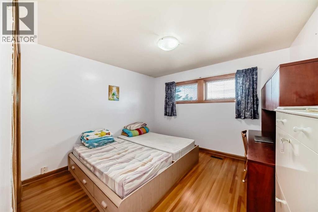 Photo 15 of 220 Cardiff Drive Nw, Calgary AB