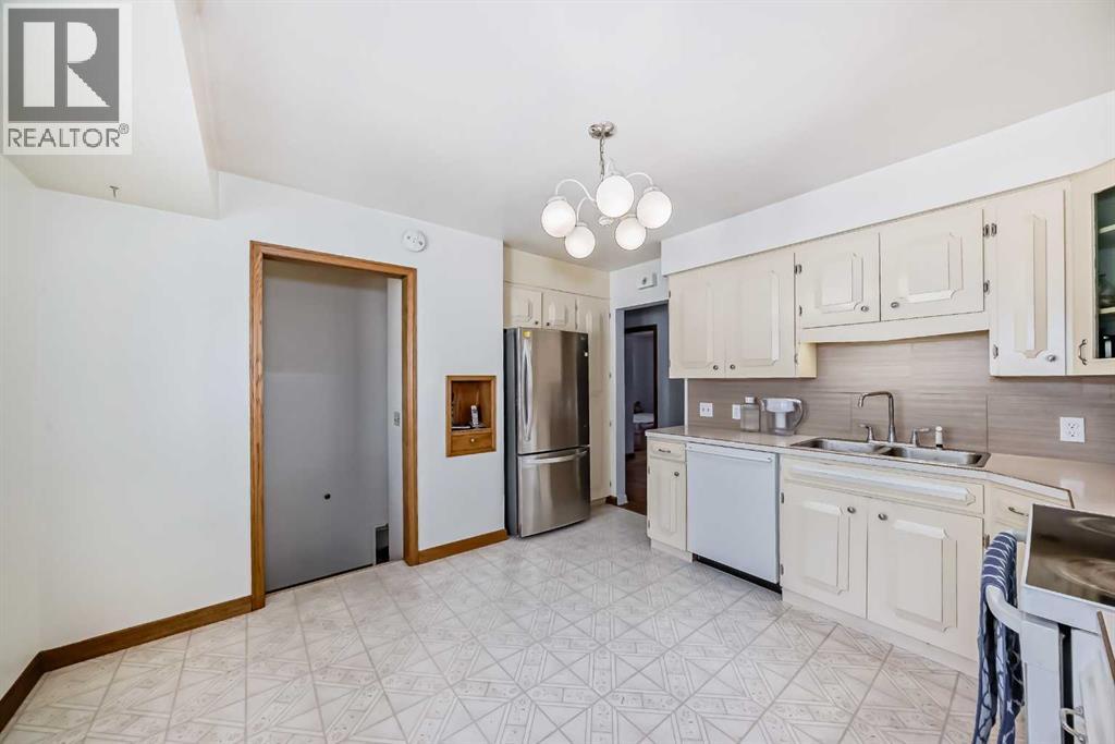 Photo 9 of 220 Cardiff Drive Nw, Calgary AB