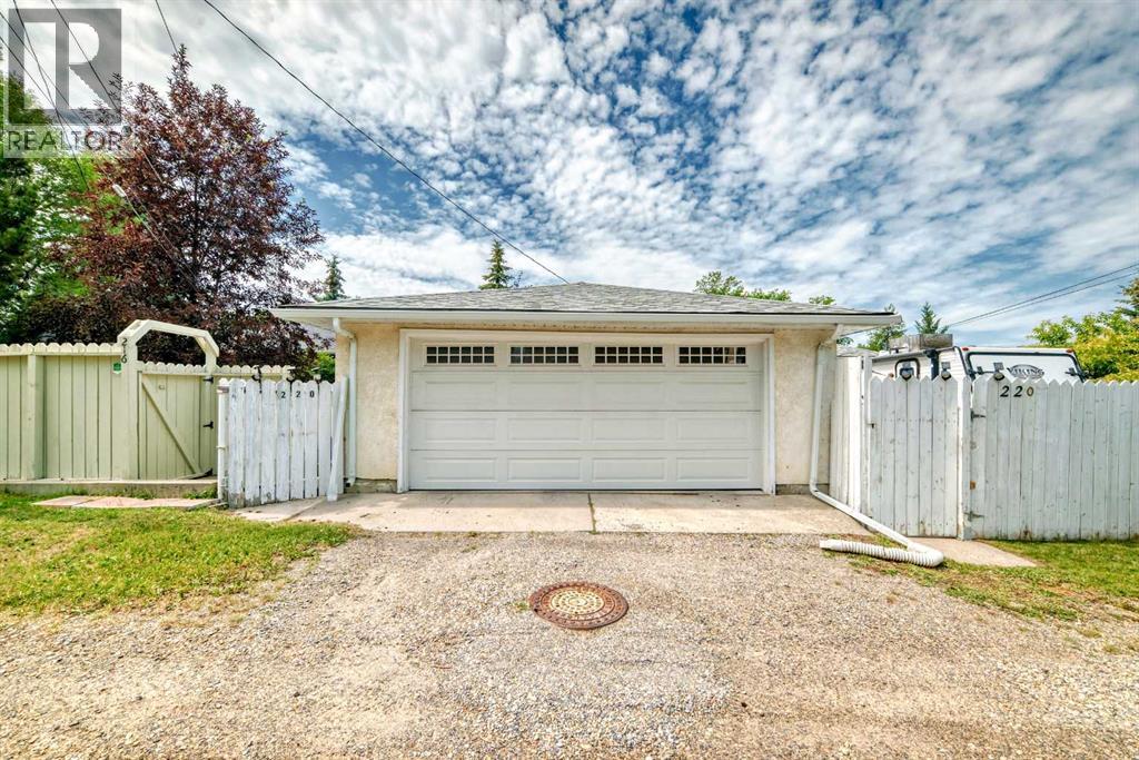 Photo 43 of 220 Cardiff Drive Nw, Calgary AB