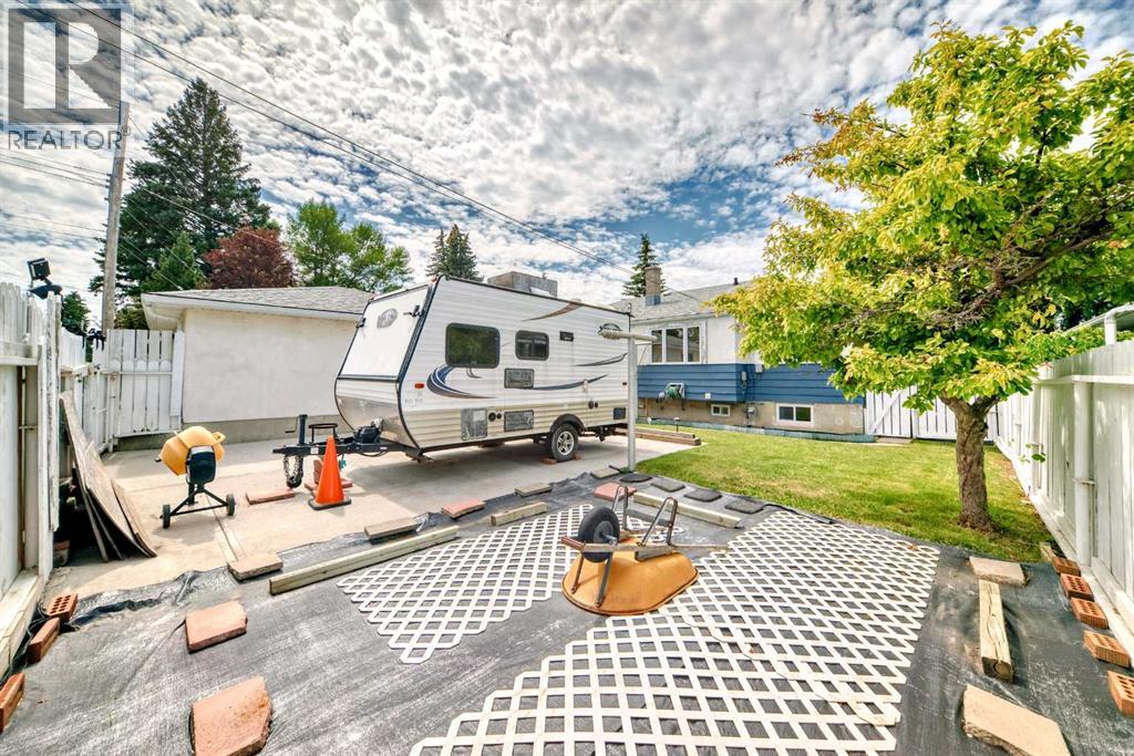 Photo 41 of 220 Cardiff Drive Nw, Calgary AB