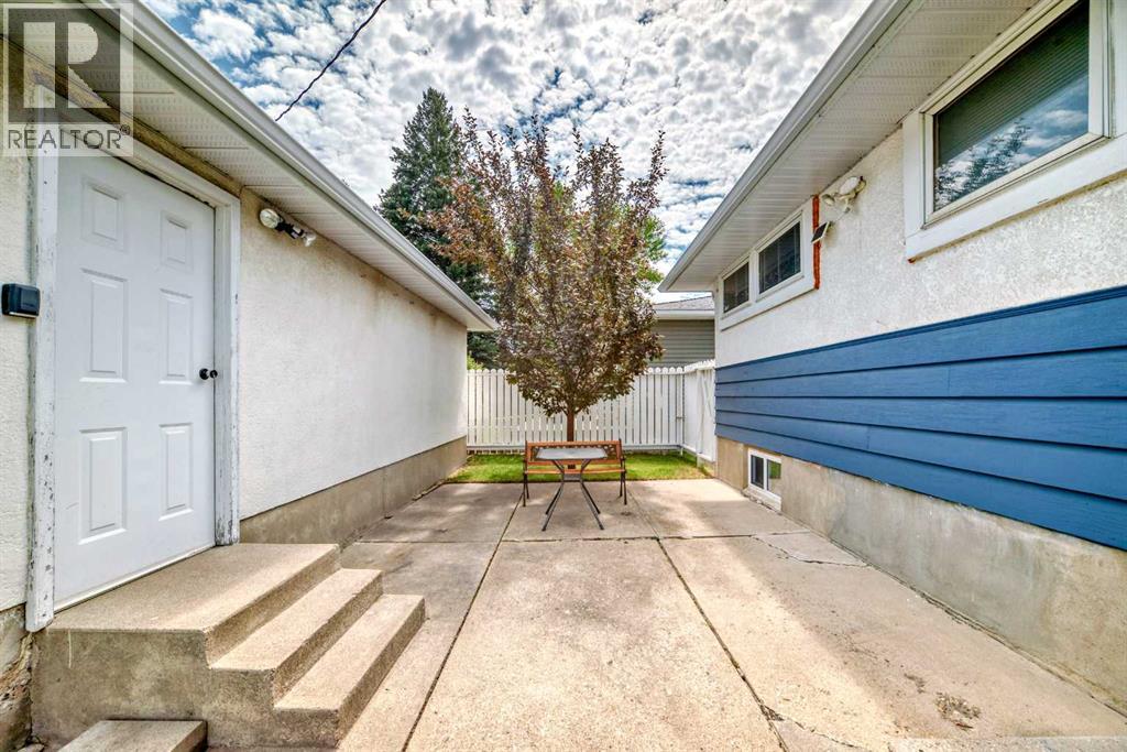 Photo 37 of 220 Cardiff Drive Nw, Calgary AB