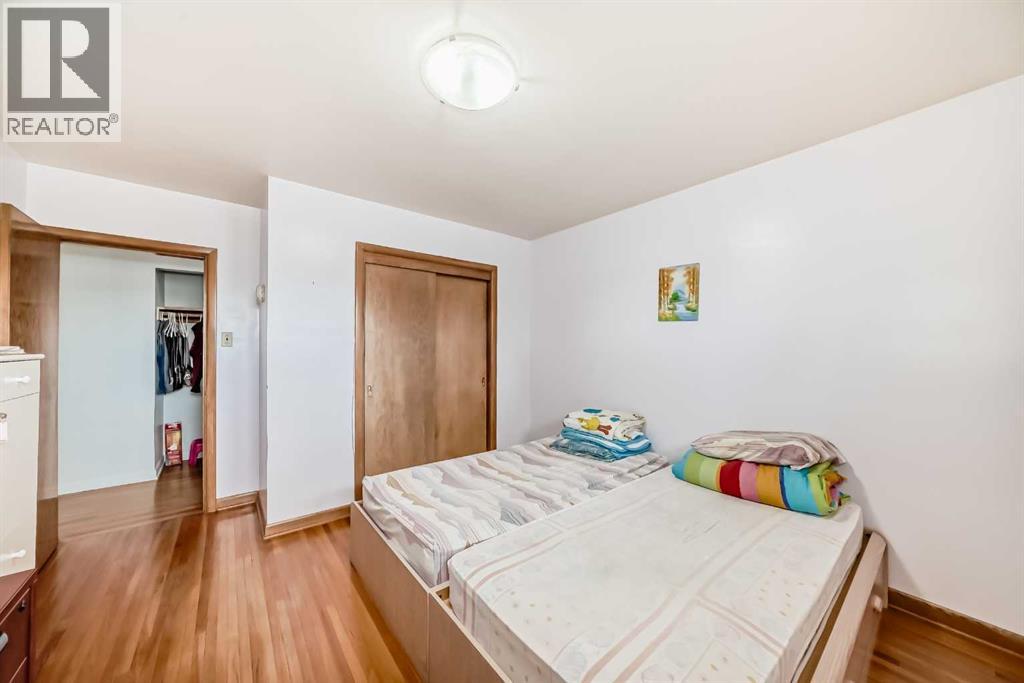 Photo 16 of 220 Cardiff Drive Nw, Calgary AB
