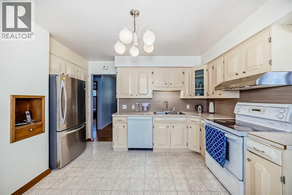 Photo 8 of 220 Cardiff Drive Nw, Calgary AB