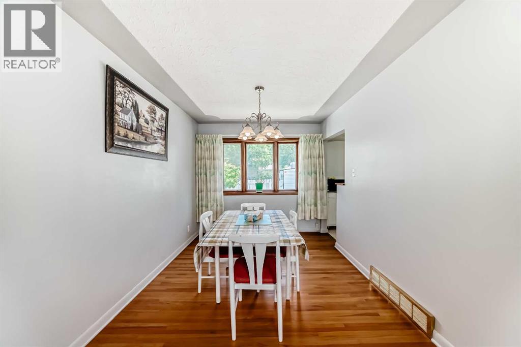 Photo 13 of 220 Cardiff Drive Nw, Calgary AB