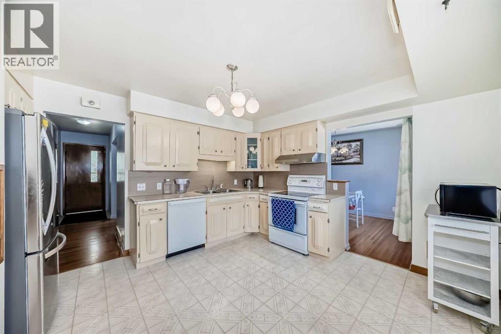 Photo 7 of 220 Cardiff Drive Nw, Calgary AB