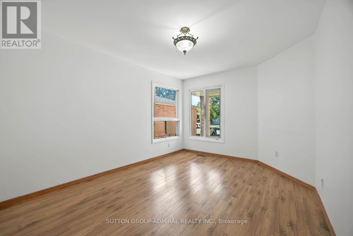 Photo 12 of 137 Chelwood Drive, Vaughan ON