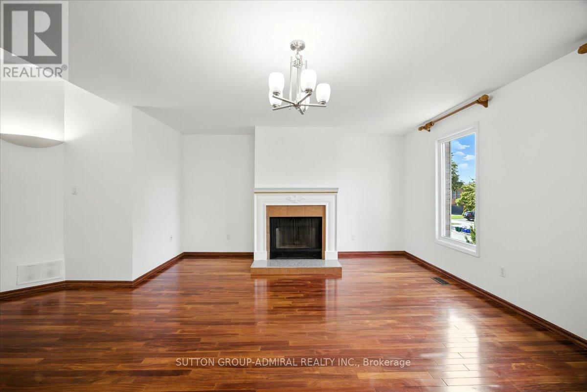 Photo 14 of 137 Chelwood Drive, Vaughan ON