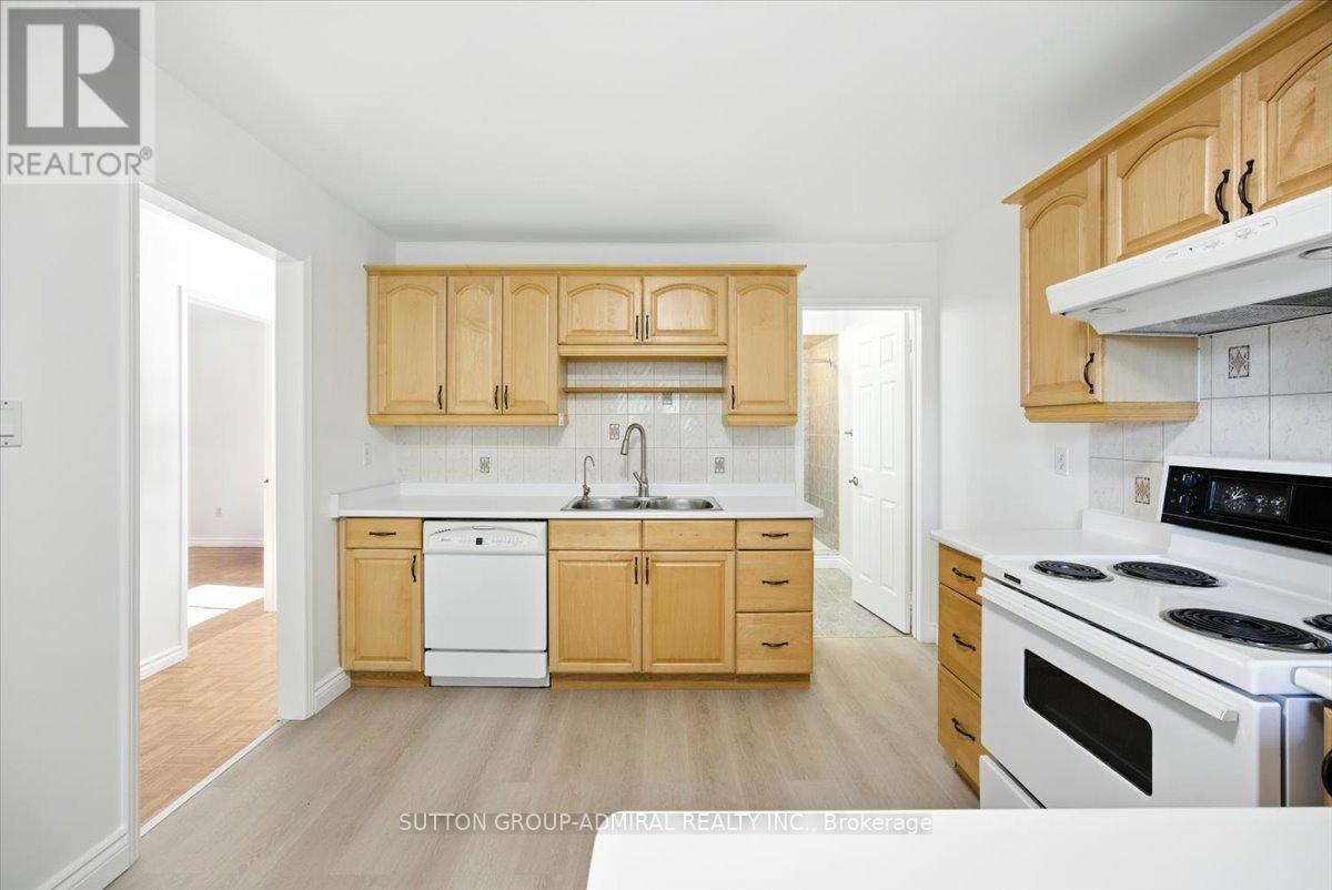 Photo 19 of 137 Chelwood Drive, Vaughan ON