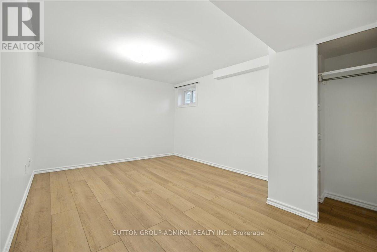 Photo 33 of 137 Chelwood Drive, Vaughan ON