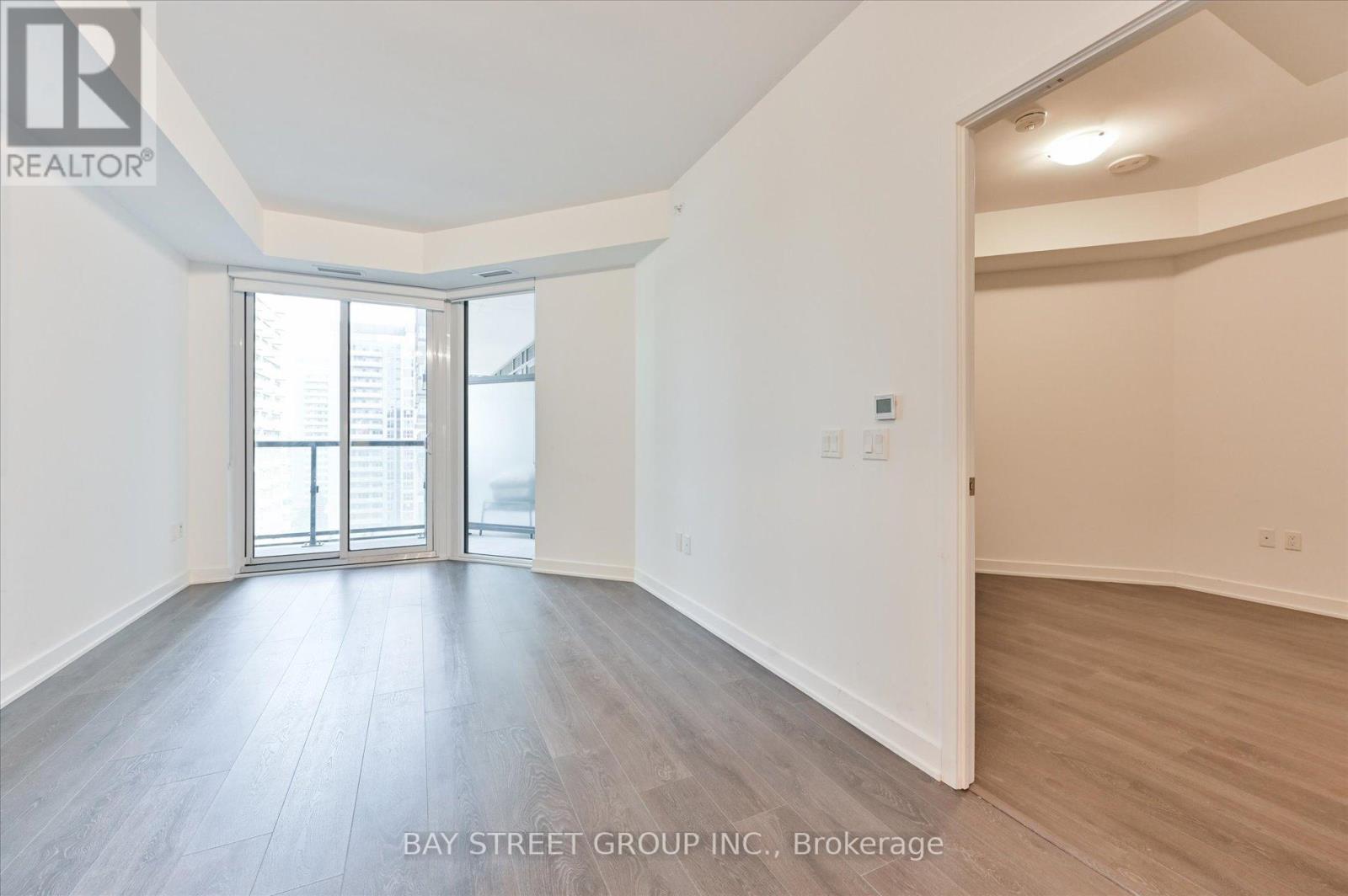 Photo 11 of 1112 85 Oneida Crescent, Richmond Hill ON