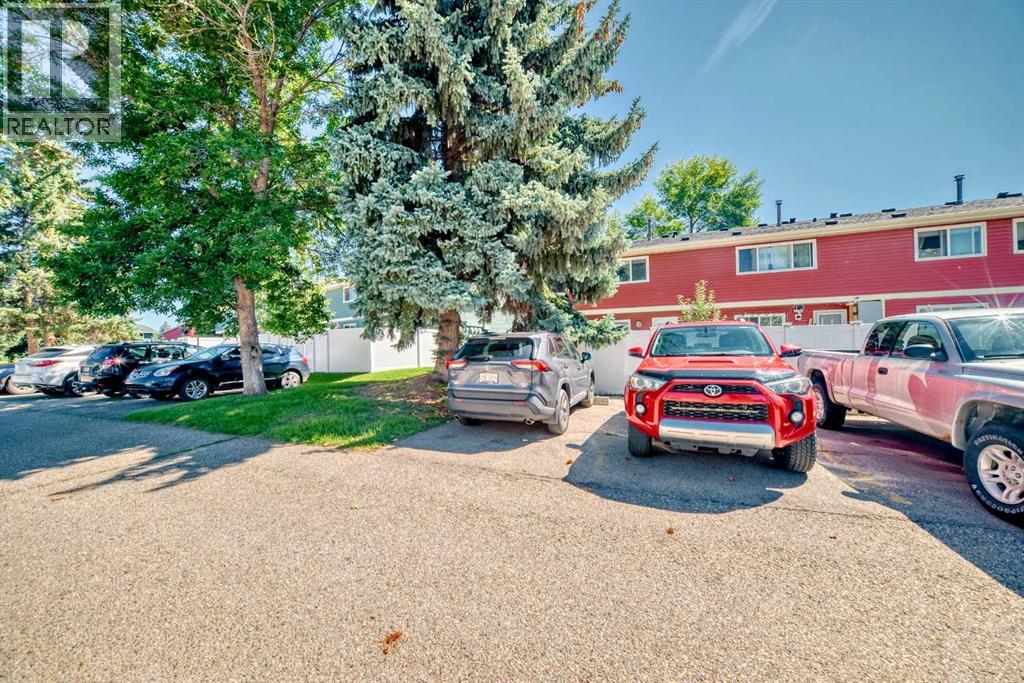 Single Family House for Sale in  Queenston Gardens SE Queensland Calgary 