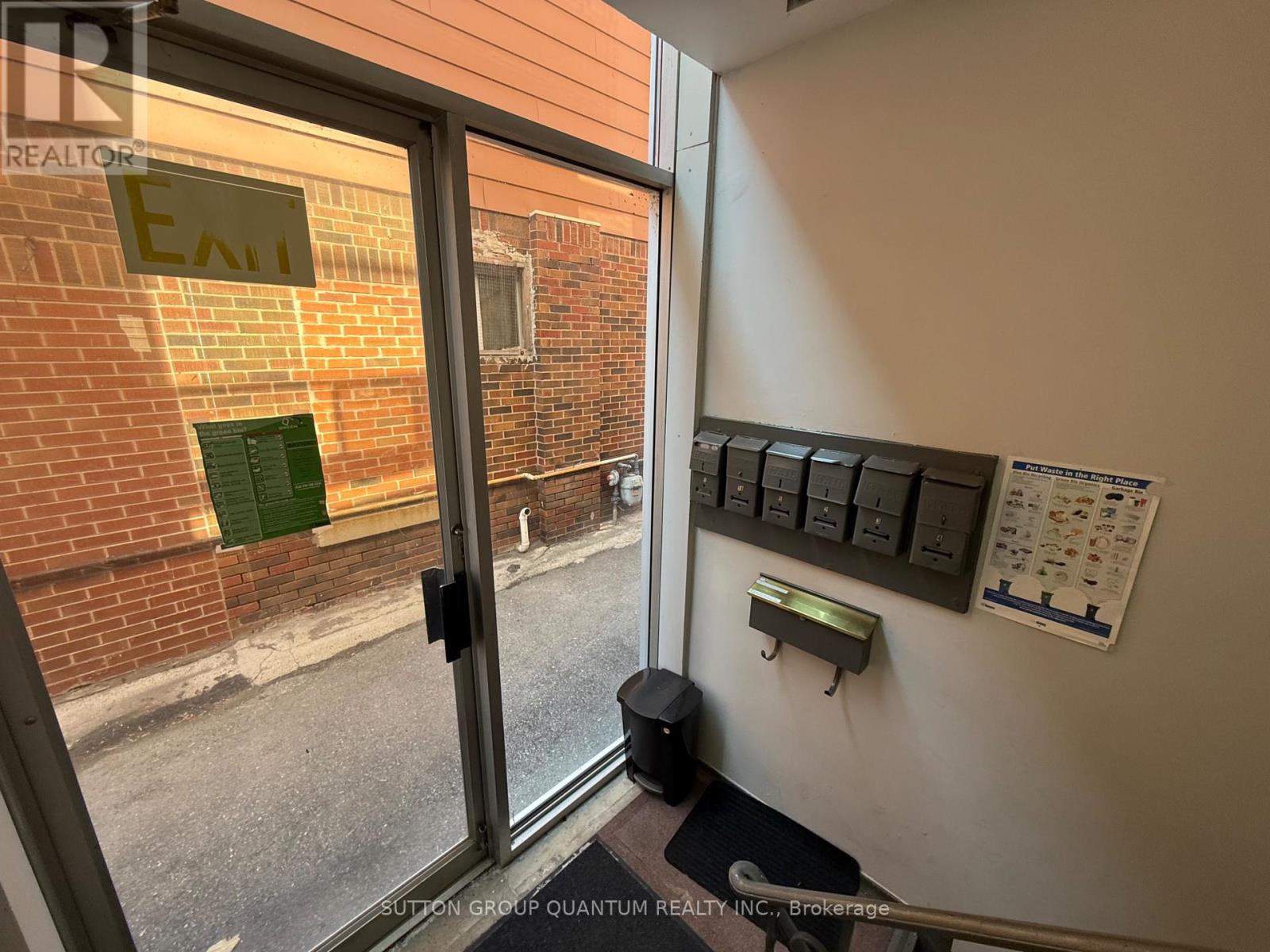 Photo 2 of 5 25 A Milton Street, Toronto ON