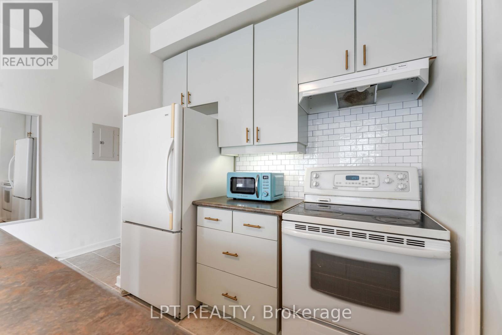 Photo 3 of 206 150 Caroline Avenue, Ottawa ON