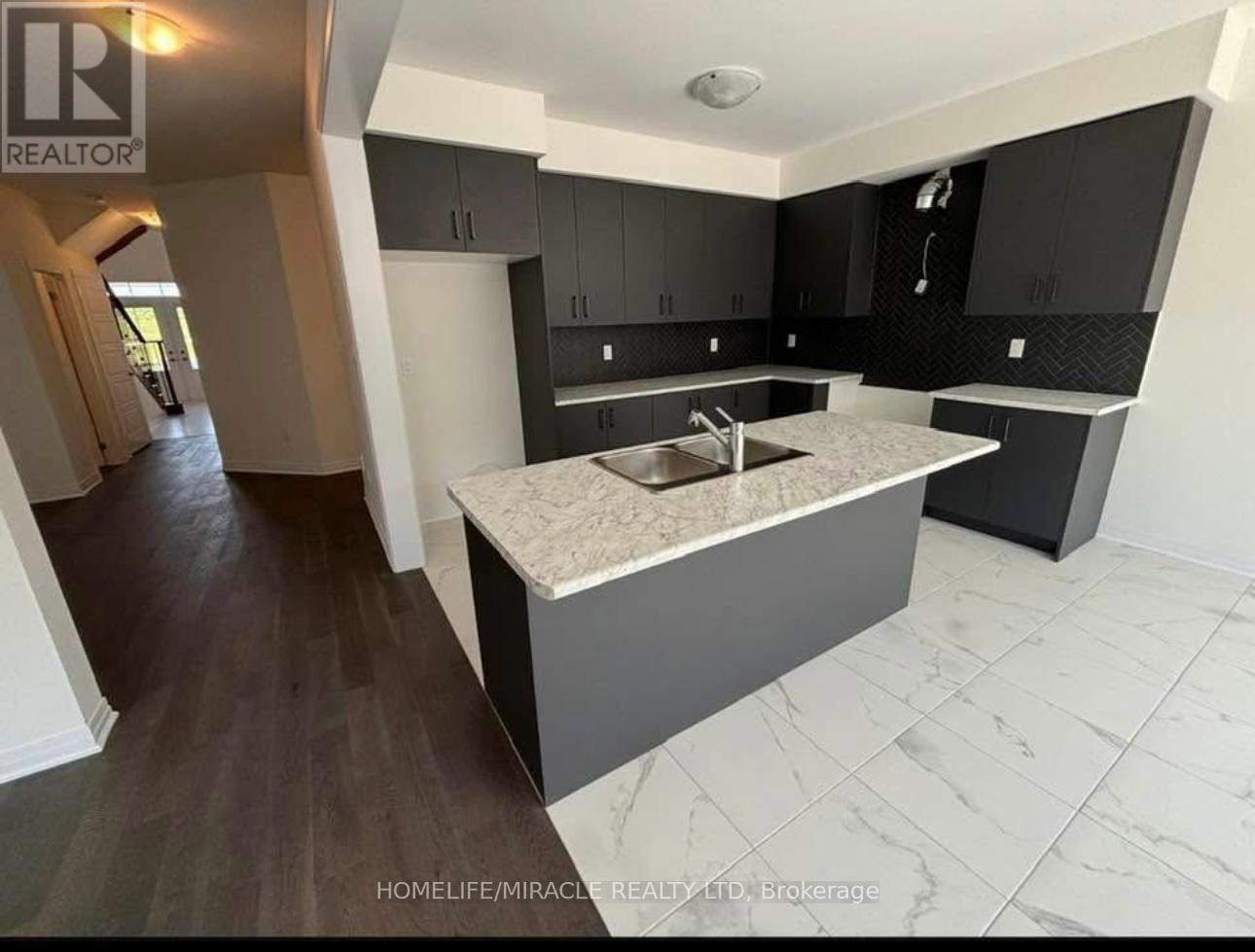 Photo 5 of 36 Port Crescent, Welland ON