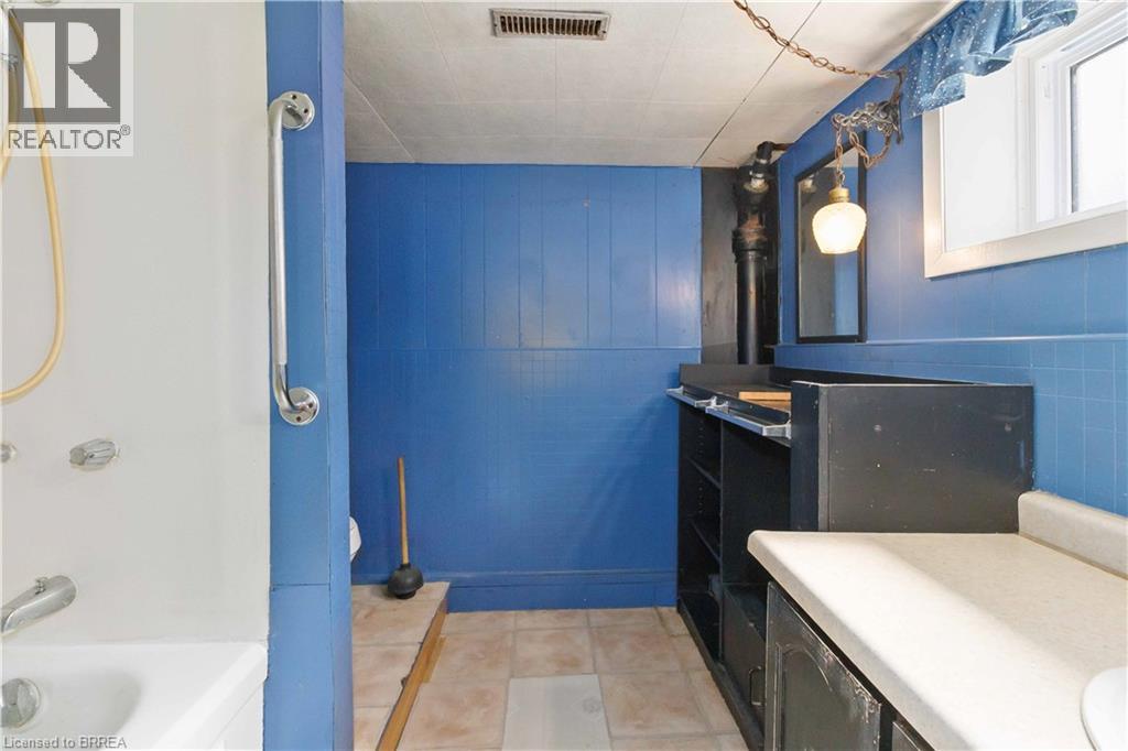 Photo 32 of 160 Catharine Avenue, Brantford ON