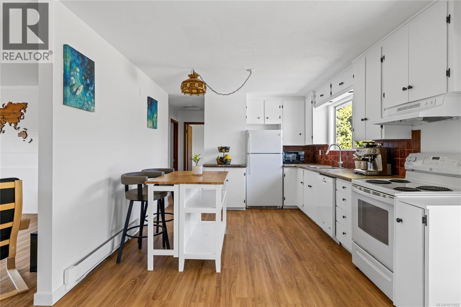 Photo 4 of 382 Willow St, Parksville BC