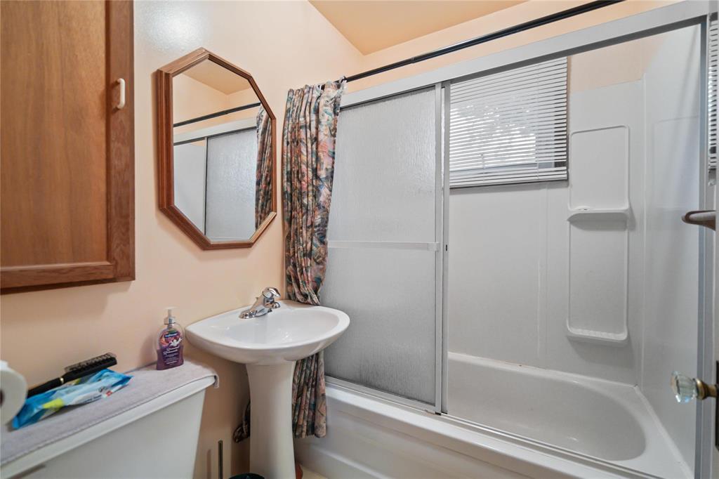 Photo 10 of 31 Fermor Avenue, Winnipeg MB