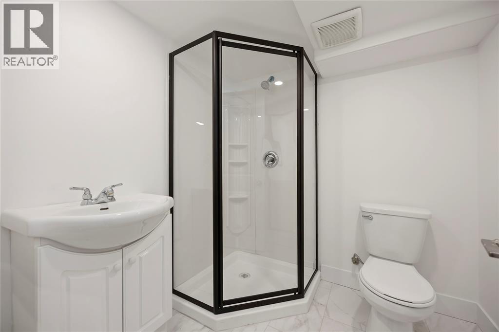 Photo 16 of 136 Chestnut Avenue, Sarnia ON