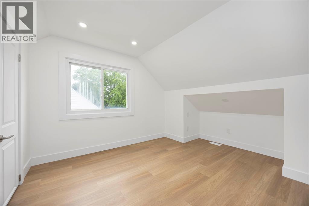 Photo 12 of 136 Chestnut Avenue, Sarnia ON