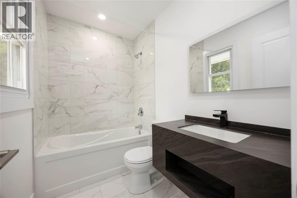 Photo 11 of 136 Chestnut Avenue, Sarnia ON