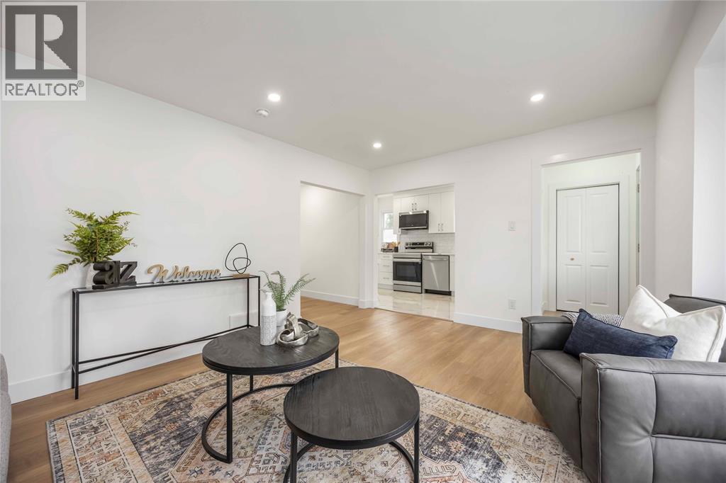 Photo 5 of 136 Chestnut Avenue, Sarnia ON