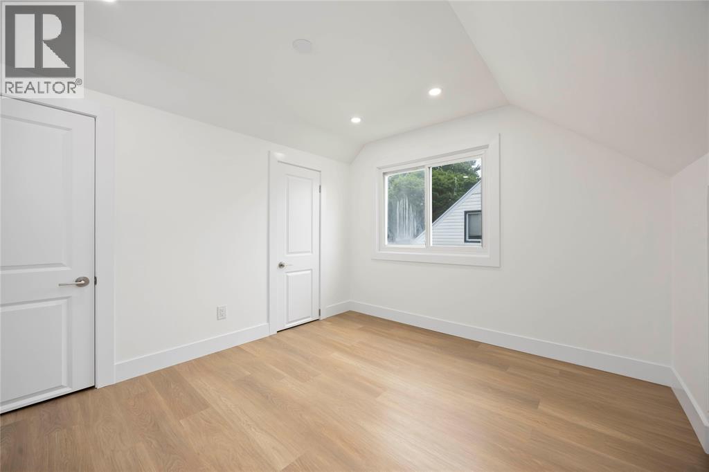 Photo 13 of 136 Chestnut Avenue, Sarnia ON