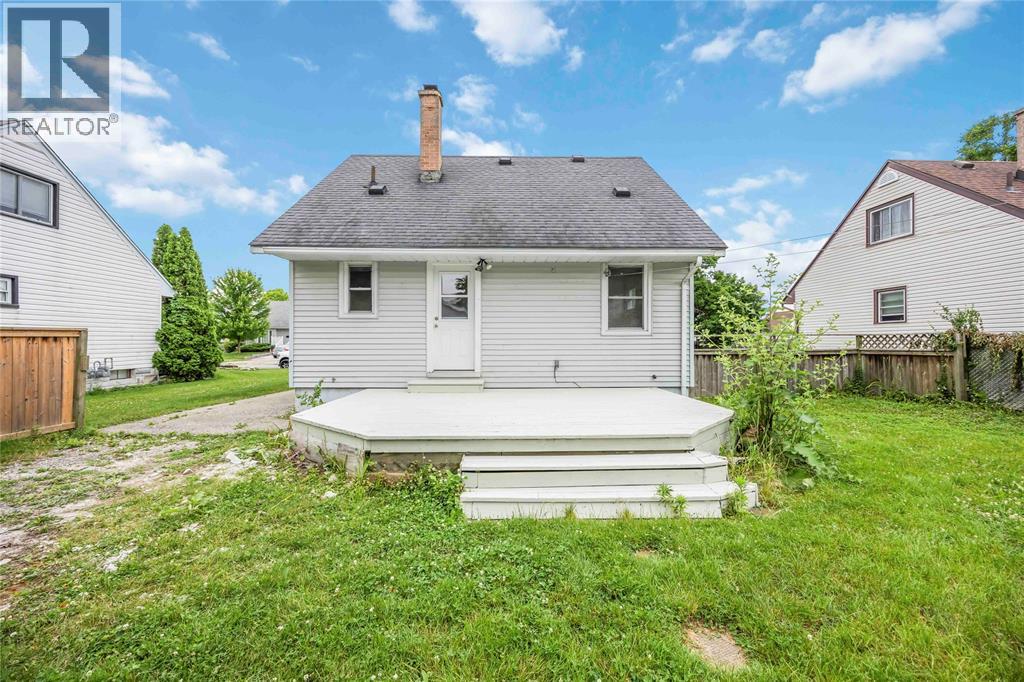 Photo 26 of 136 Chestnut Avenue, Sarnia ON