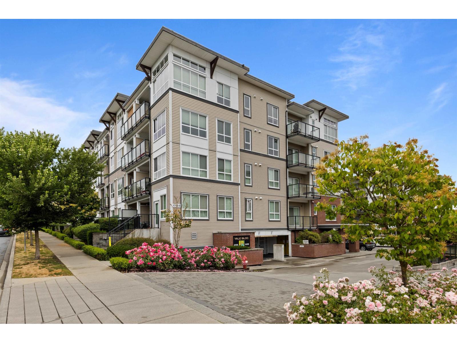 Photo 1 of 108 6468 195 A Street, Surrey BC