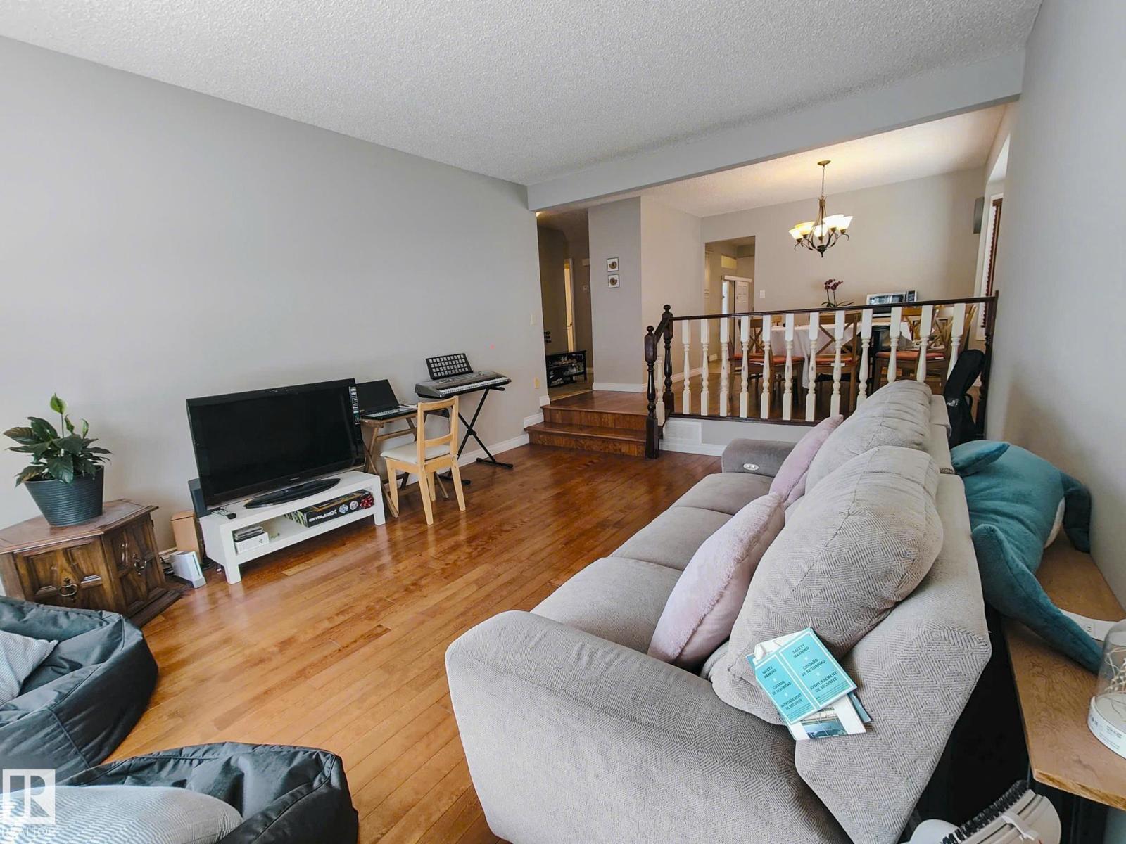Photo 11 of 10420 18 Av Nw, Edmonton AB