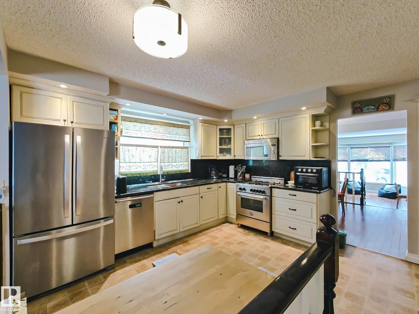 Photo 9 of 10420 18 Av Nw, Edmonton AB
