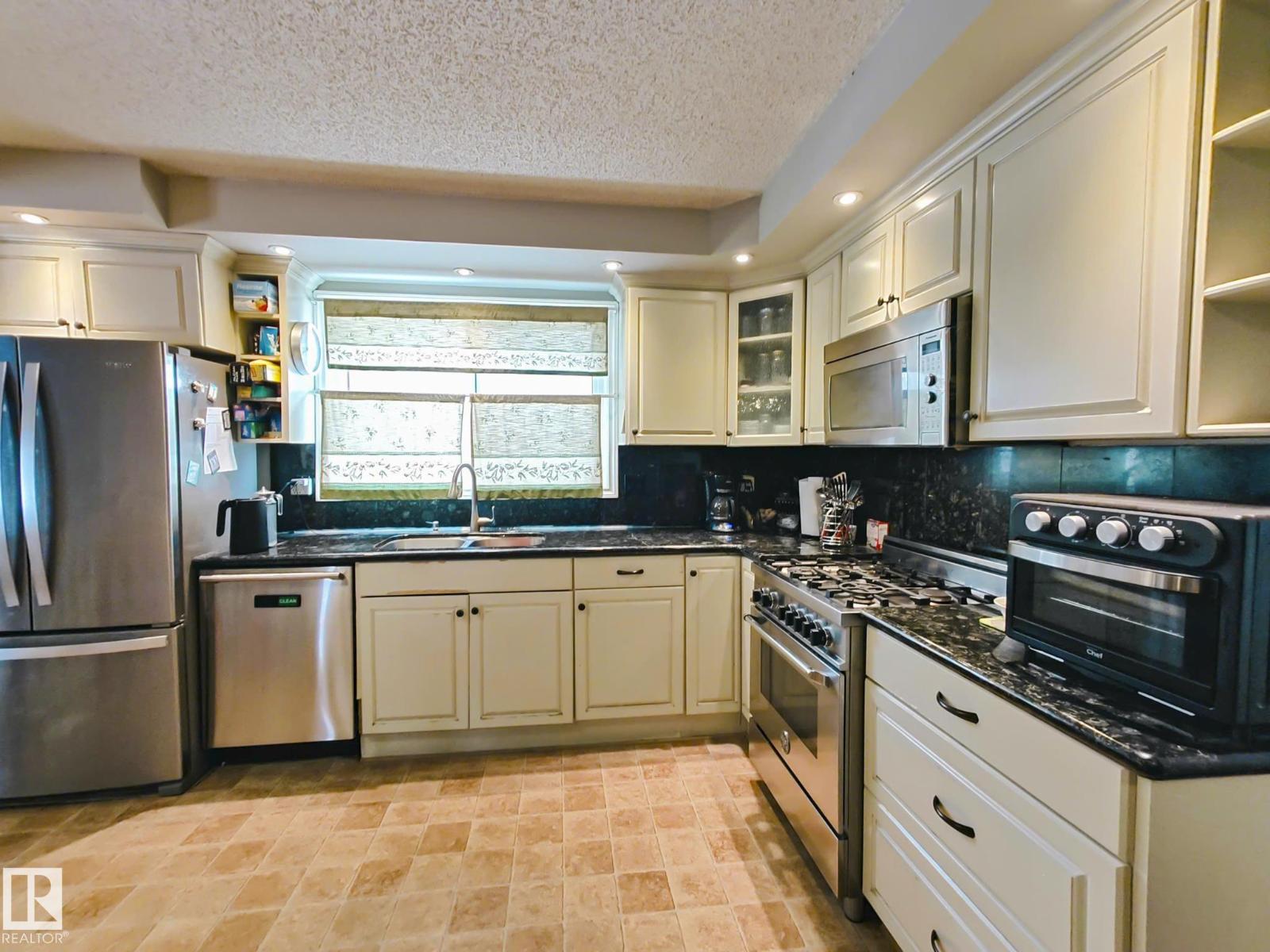 Photo 8 of 10420 18 Av Nw, Edmonton AB